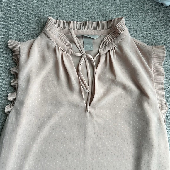 H&M Peach Blouse w beautiful ruffle detail - Picture 5 of 6